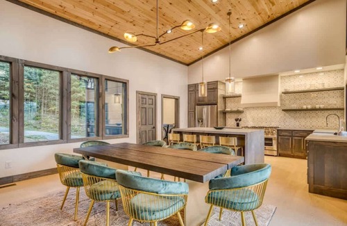Epworth Cabin | Modern Lux Cabin/Hot Tub/Ping Pong/Wet Bar
