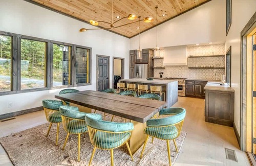 Epworth Cabin | Modern Lux Cabin/Hot Tub/Ping Pong/Wet Bar