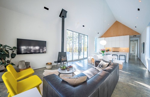 Broken Bow Cabin | Modern Luxe | 2 King Suites + Wood Stove + EV