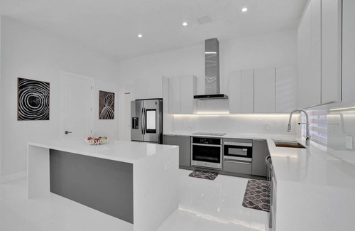 Edgewood House | Modern Luxe 2021Built Heated Pool/Jacuzzi/Gameroom
