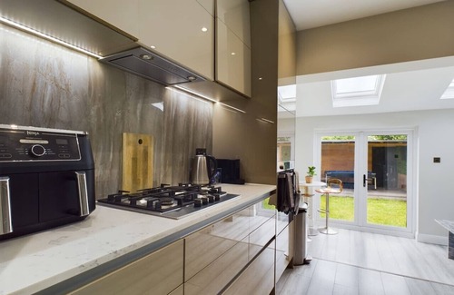 Becontree House | Modern Luxe 3BR House - Private Garden - Air Hockey