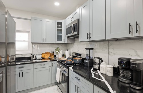 Union City Apartment | Modern LUXE Apt near NYC + Backyard