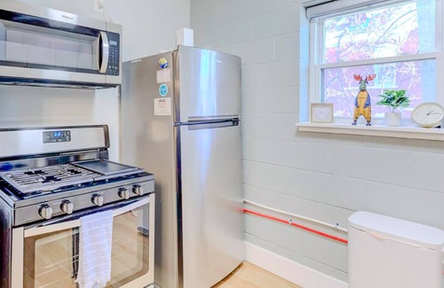 Downtown Memphis Apartment | Modern Luxe King Suite Loft + Free Parking & Wifi