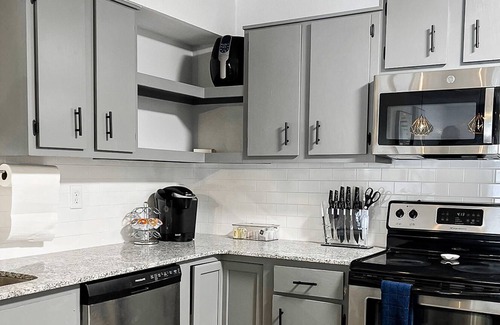 Springdale Condo | Modern luxurious condo - 5mins to Lake & Mall
