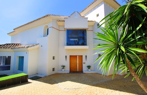 Urbanizacion Hacienda las Chapas Villa | Modern luxurious villa in Marbella with views