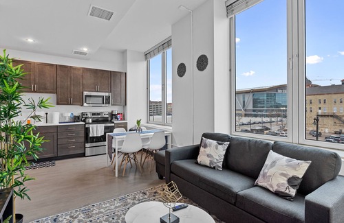 Westown Apartment | Modern Luxury 1BR w/view of Fiserv Forum