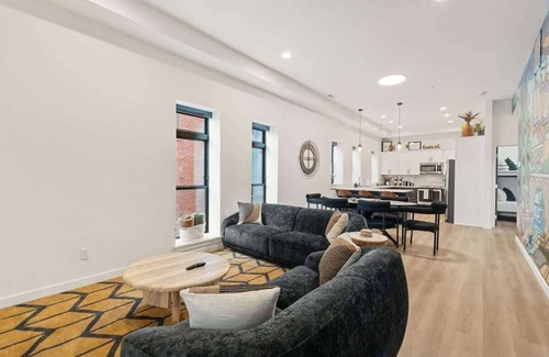 Riverside Apartment | Modern Luxury - 3 Bed in the Heart of Downtown!
