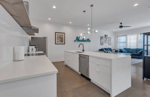 Katie Hill Neighborhood House | Modern Luxury 3 Story Home close to Broadway with Rooftop