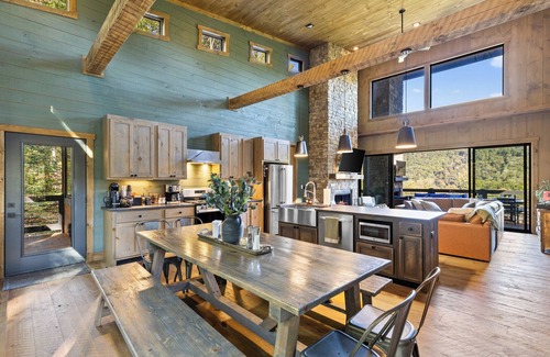 Foxfire Estates Cabin | Modern Luxury 4 Bdrm Cabin Sacred Summit | Sunrise Views | 5 mins to Downtown Blue Ridge