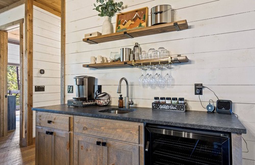 Foxfire Estates Cabin | Modern Luxury 4 Bdrm Cabin Sacred Summit | Sunrise Views | 5 mins to Downtown Blue Ridge