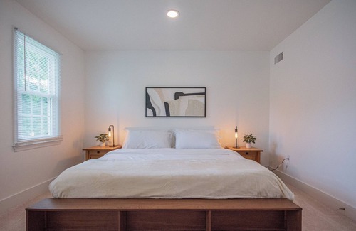 Herndon House | Modern Luxury 5BR Home, Safe & Quiet Neighborhood