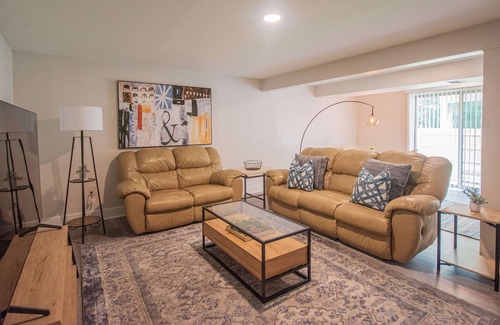 Herndon House | Modern Luxury 5BR Home, Safe & Quiet Neighborhood