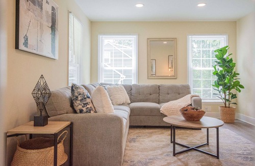 Herndon House | Modern Luxury 5BR Home, Safe & Quiet Neighborhood