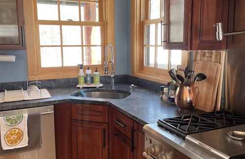 South Londonderry House | Modern Luxury at White Pine Lodge – 10 min from Stratton Mountain
