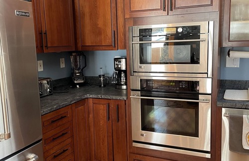 South Londonderry House | Modern Luxury at White Pine Lodge – 10 min from Stratton Mountain