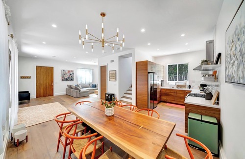 Woodland Hills House | Modern Luxury Awaits: Stunning 3-Bedroom Retreat in Walnut Acres!