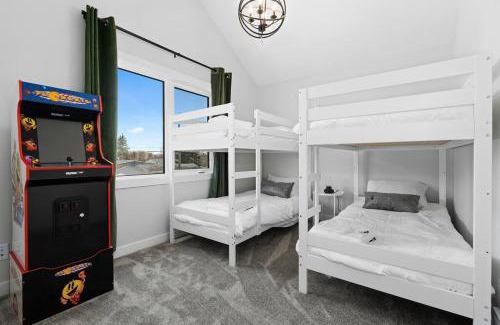 Jasper Place House | Modern Luxury Home - King Bed Arcade WEM A/C