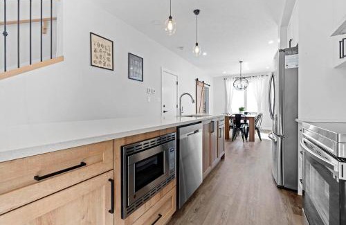 Jasper Place House | Modern Luxury Home - King Bed Arcade WEM A/C