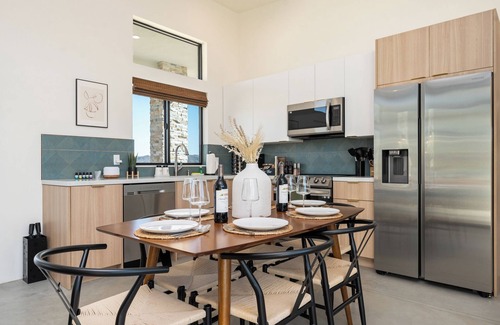 Joshua Tree House | Modern luxury/hot tub/75" tv/bbq/views