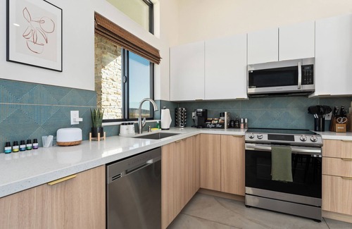 Joshua Tree House | Modern luxury/hot tub/75" tv/bbq/views