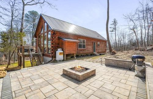 McArthur House | Modern Luxury I Hot Tub I Hiking