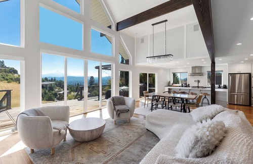 White Salmon House | Modern Luxury. Private Hot Tub & views of Mt Hood!