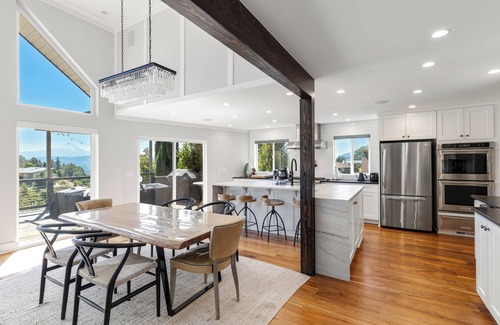 White Salmon House | Modern Luxury. Private Hot Tub & views of Mt Hood!