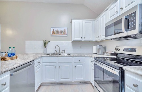 Gunter Afs House | Modern Luxury Retreat w/Fast Wifi. 10 mins from Downtown, ASU & Maxwell AFB.