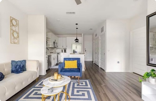 Winter Garden Apartment | Modern LuXuRy Unit in beautiful Down Town Winter Garden with WIFI, Cable & POOL