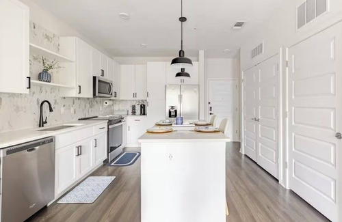 Winter Garden Apartment | Modern LuXuRy Unit in beautiful Down Town Winter Garden with WIFI, Cable & POOL