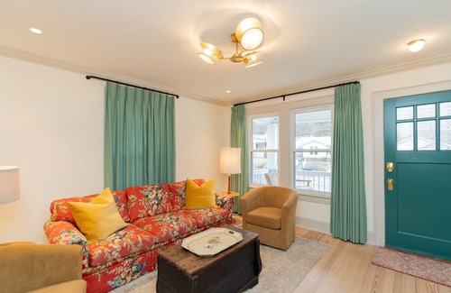 North Chattanooga House | Modern Luxury with Vintage Vibe in Trendy North Shore of Chattanooga