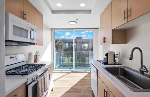 Marina del Rey Apartment | Modern Marina: Chic Design & Coastal Comfort
