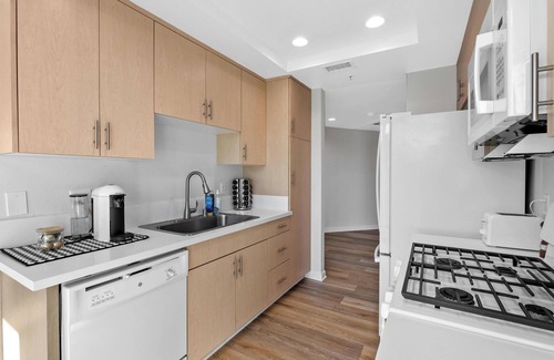 Marina del Rey Apartment | Modern Marina: Chic Design & Coastal Comfort