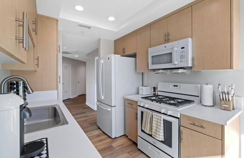 Marina del Rey Apartment | Modern Marina: Chic Design & Coastal Comfort