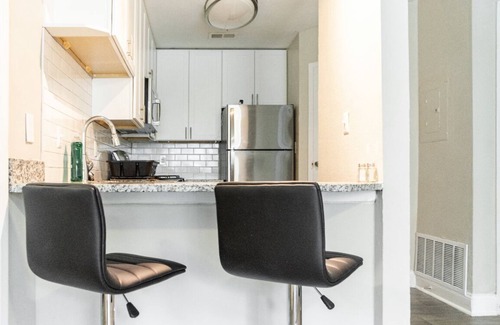 Morningside-Lenox Park Apartment | Modern Midtown Condo - Self Check In - Free Parking - Free WiFi