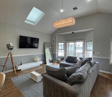 Hackensack River Waterfront House | Modern minimalistic 3 bdr Apt Townhouse