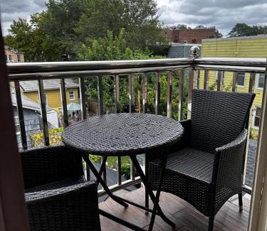 Hackensack River Waterfront House | Modern minimalistic 3 bdr Apt Townhouse