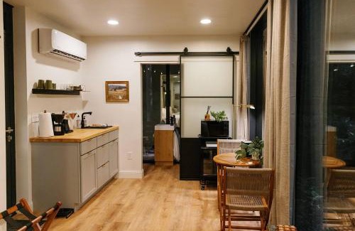 Campton House | Modern Mirror Home w/Hot-tub - “Glass House” #1