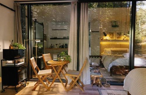Campton House | Modern Mirror Home w/Hot-tub | “Glass House” #2