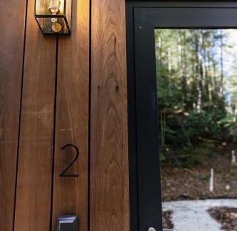 Campton House | Modern Mirror Home w/Hot-tub | “Glass House” #2