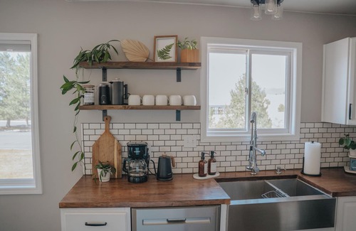 Moose Can Gully House | Modern Missoula home with AC, WiFi, 2-car garage, sleeps 10, & beautiful views!