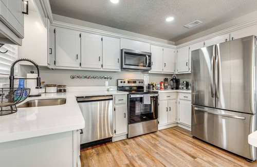 Saint Elmo House | Modern Mobile Home w/Deck & Fully Fenced Yard!