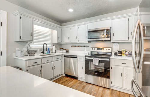 Saint Elmo House | Modern Mobile Home w/Deck & Fully Fenced Yard!