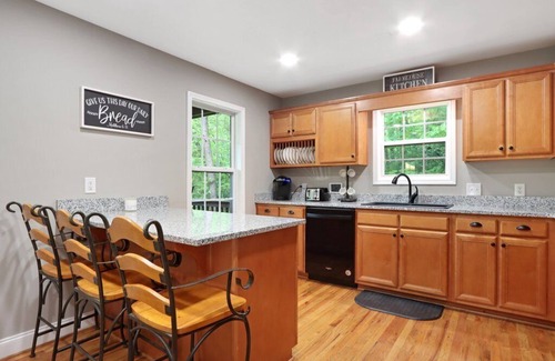 Helen Cabin | Modern Mountain Retreat with Peaceful Stream near Wineries!