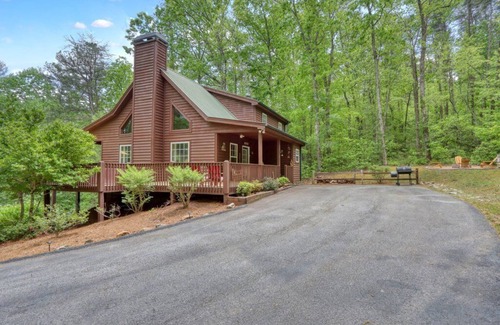 Helen Cabin | Modern Mountain Retreat with Peaceful Stream near Wineries!
