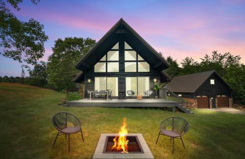 Leicester House | Modern Mountain Cabin by AvantStay Hot Tub