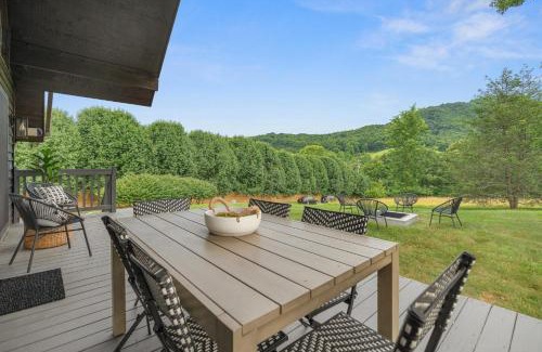 Leicester House | Modern Mountain Cabin by AvantStay Hot Tub