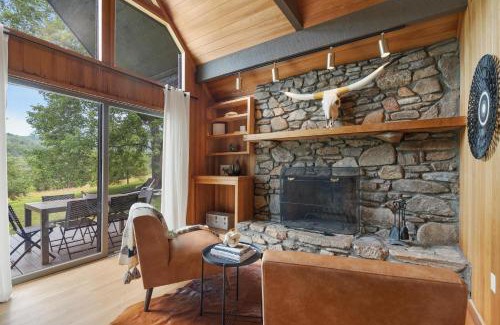 Leicester House | Modern Mountain Cabin by AvantStay Hot Tub