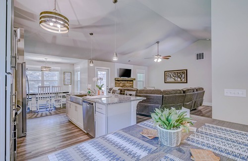Ellijay House | Modern mountain cabin with patio, central AC, and washer/dryer