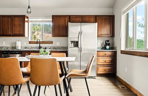 Bailey Ski Chalet | Modern Mountain Chalet - Walk to Town